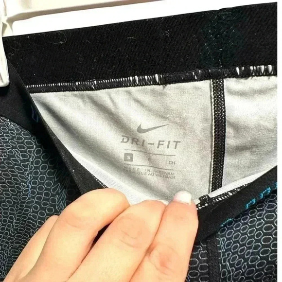 NIKE DRI FIT BLACK BLUE AND GREEN CROPPED CAPRI LEGGINGS - Picture 3 of 3